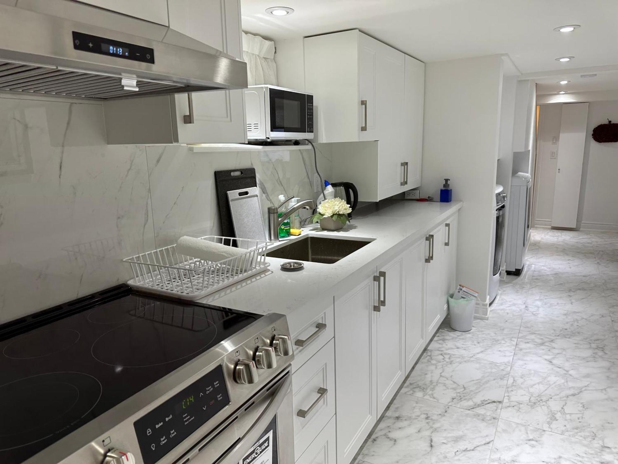 Double Bedroom On Up Or 3 Bedrooms In Basement Near Eglinton Subway Station Toronto Exterior photo